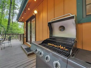 Terrace/patio - Cozy 4 Bedroom Cabin in Charming Gatlinburg (Gatlinburg)