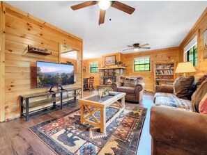 Smart TV, fireplace, video games - Cozy 4 Bedroom Cabin in Charming Gatlinburg (Gatlinburg)