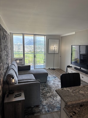Living area - 1-bedroom Condo in Beautiful Waikiki, Honolulu with AC and gym (Honolulu)
