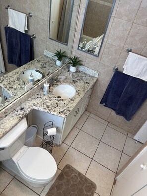 Bathroom - 1-bedroom Condo in Beautiful Waikiki, Honolulu with AC and gym (Honolulu)