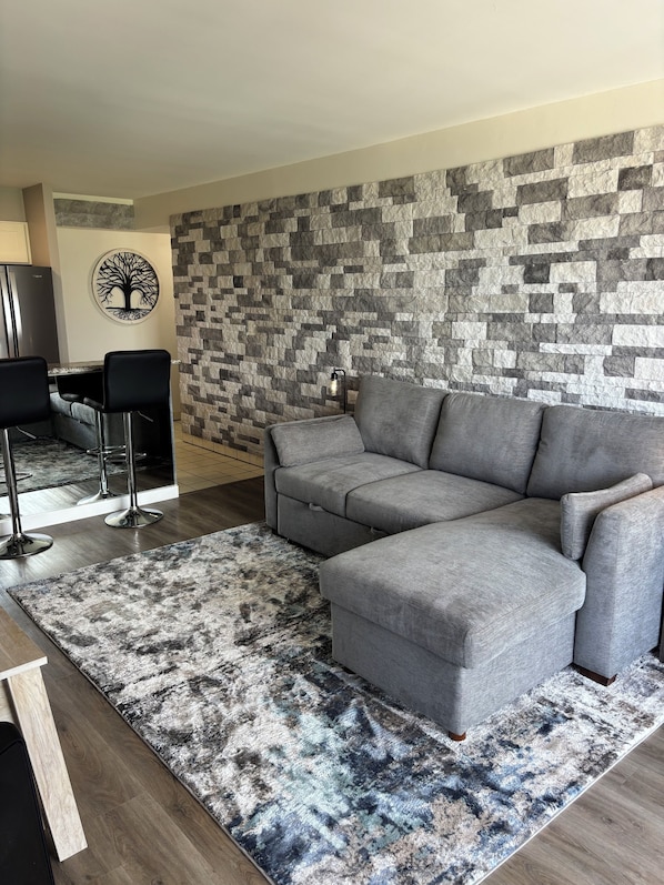 Living area - 1-bedroom Condo in Beautiful Waikiki, Honolulu with AC and gym (Honolulu)