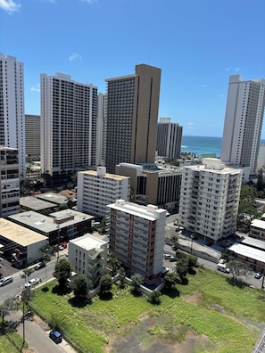Exterior - 1-bedroom Condo in Beautiful Waikiki, Honolulu with AC and gym (Honolulu)