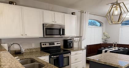 Cozy 3-bedroom house in peaceful Peoria with AC comfort