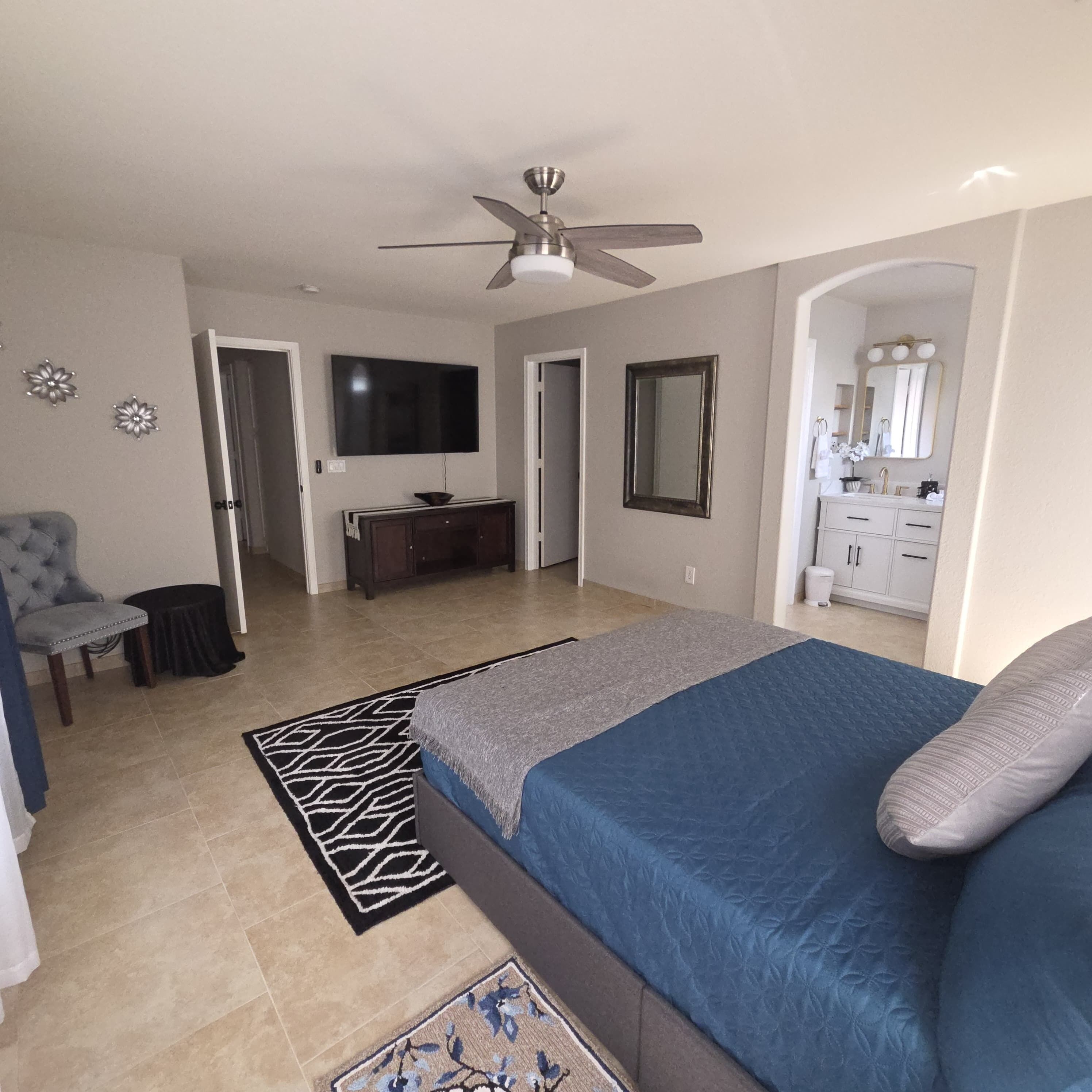 3 habitaciones, tabla de planchar con plancha, wifi y ropa de cama 