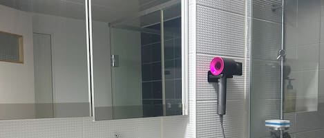SĂšche-cheveux, serviettes fournies, savon, papier toilette