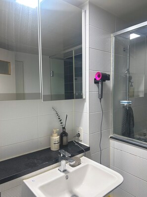 Sèche-cheveux, serviettes fournies, savon, papier toilette