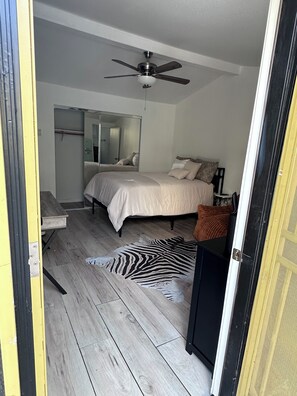 3 bedrooms, WiFi, bed sheets - 3 Bedroom 2 Bath Gated Oasis- Ultimate Privacy and Peace (Los Angeles)