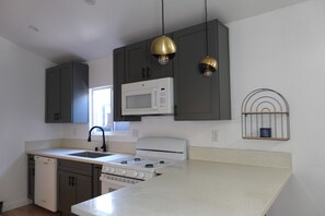 Private kitchen - 3 Bedroom 2 Bath Gated Oasis- Ultimate Privacy and Peace (Los Angeles)