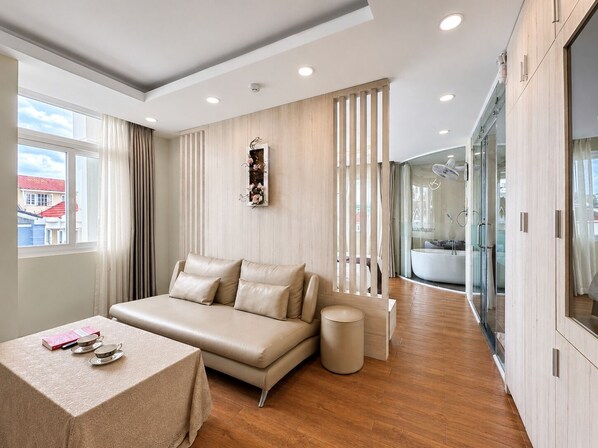 Suite Luxe, vue ville | Espace de travail pour ordinateur portable, rideaux occultants