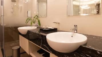 Luxury Suite, City View | Bilik Mandi | Gabungan pancuran/tab mandi, kelengkapan dandanan diri percuma