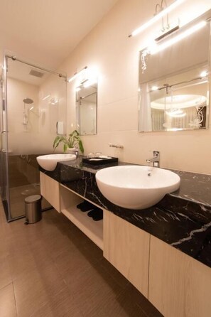 Luxury Suite, City View | Bathroom | Combined shower/tub, free toiletries, hair dryer, slippers - Silentnight - Đêm Lành Hotel (Da Lat)