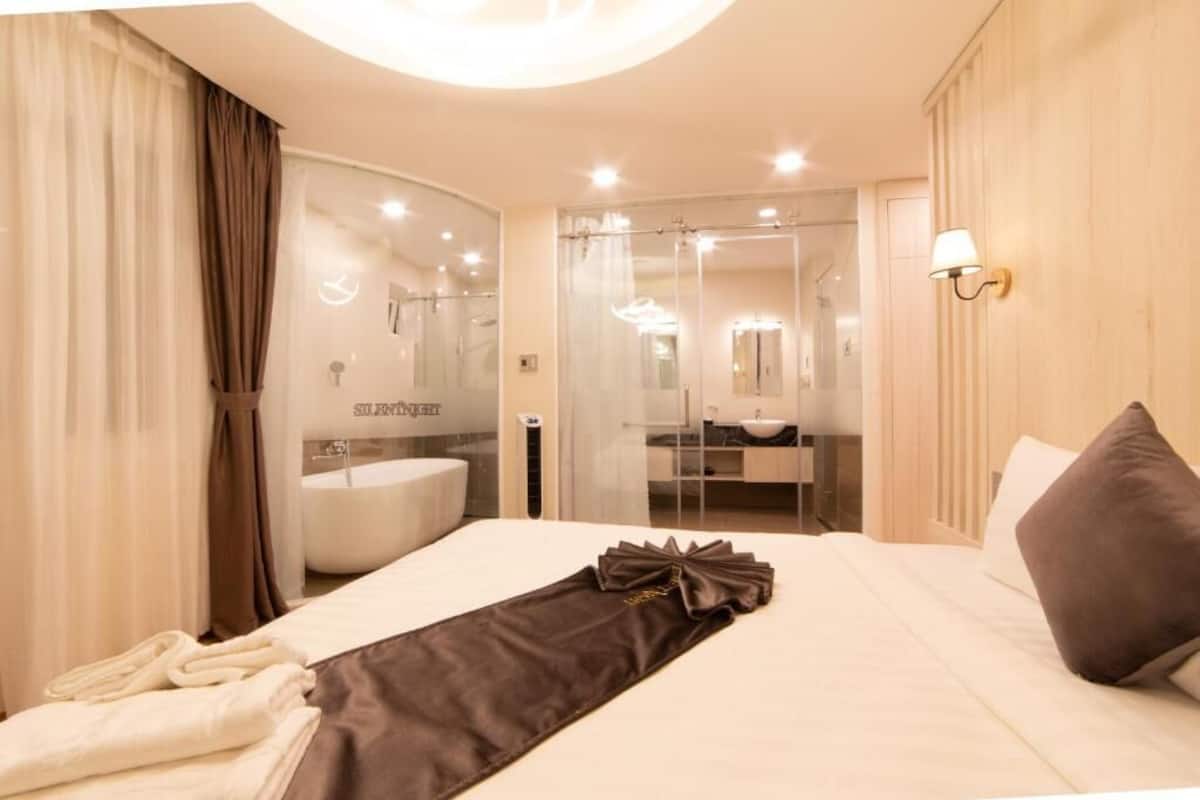 Luxury Suite, City View