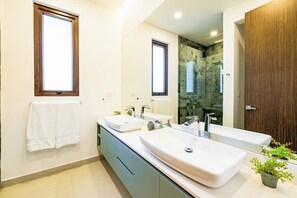 Hair dryer, towels - Luxurious villa with pool, gourmet kitchen & gym - steps from pristine beaches (Tamarindo)