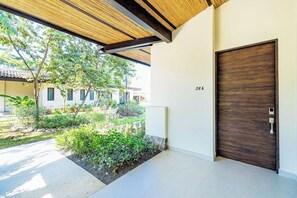 Property grounds - Luxurious villa with pool, gourmet kitchen & gym - steps from pristine beaches (Tamarindo)