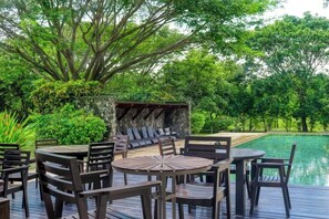 Outdoor dining - Charming Villa with Pool, Modern Amenities & Near Famous Surf Spots (Tamarindo)