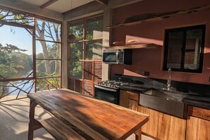 Réfrigérateur, four à micro-ondes, un four, surface de cuisson