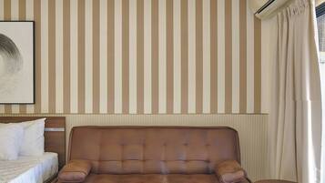 Room, 1 Bedroom, Accessible | Living area