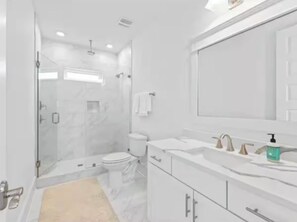 Shower, hair dryer, bidet, towels - Spacious 6-bedroom Retreat off 30a near walking distance to white sand beaches (Santa Rosa Beach)