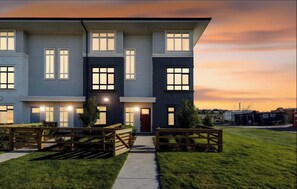 Exterior - Newly built 3BR/2.5BA modern townhouse. Stampede : 20 minutes & Banff: 1 hour. (Calgary)