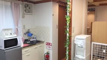 Apartemen Keluarga, Bebas Asap Rokok, pemandangan kota (1F) | Dapur pribadi | Lemari es kecil, microwave, kompor, dan peralatan masak/sendok-piring