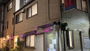 Un bâtiment portant une enseigne indiquant « Familia Inn » et dont l’entrée est accessible aux personnes en fauteuil roulant.