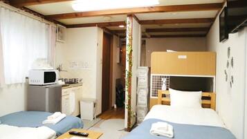 Familienapartment, Nichtraucher, Stadtblick (1F) | Schreibtisch, Verdunkelungsvorhänge, Bügeleisen/Bügelbrett