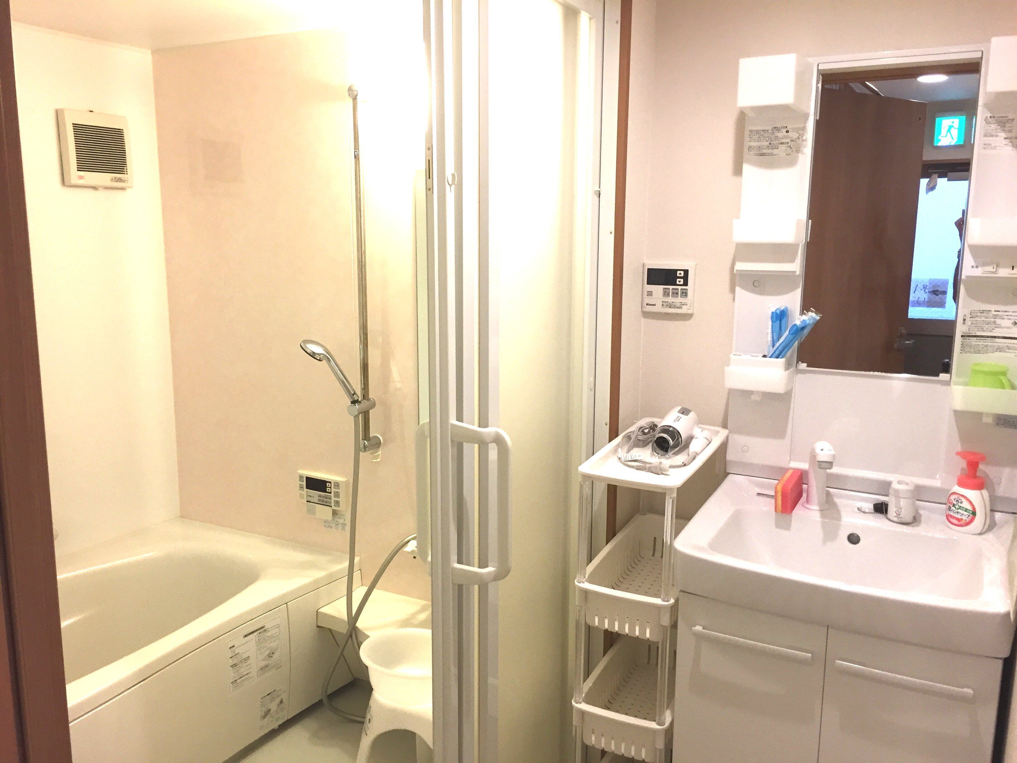 Appartement Familial, non-fumeurs, vue ville (1F) | Salle de bain | Sèche-cheveux, chaussons, serviettes fournies, savon