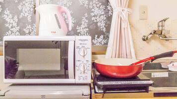 Appartement Familial, non-fumeurs, vue ville (1F) | Cuisine privée | Mini réfrigérateur, micro-ondes, plaque de cuisson