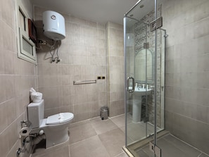 Deluxe Room, City View | Bathroom - Pyramids Khan Hotel (Giza)