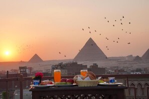 Outdoor dining - Pyramids Khan Hotel (Giza)