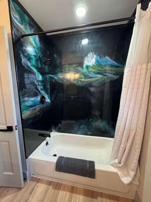 Douche, sèche-cheveux, serviettes fournies, shampoing