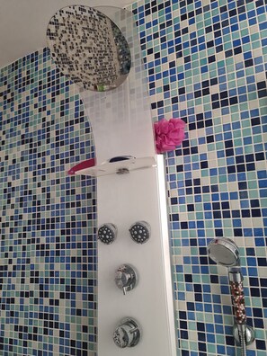Shower, hair dryer, towels, soap - Apartment in Montmartre (Paris)
