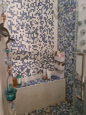 Shower, hair dryer, towels, soap - Apartment in Montmartre (Paris)