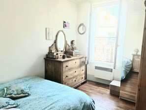 1 bedroom, iron/ironing board, Internet, bed sheets - Apartment in Montmartre (Paris)