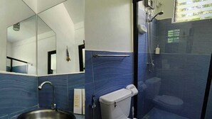 Une salle de bain moderne équipée d’un lavabo, de toilettes et d’une douche.
