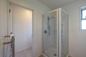 Bathroom - Wakainga — Sea Views Near Oneroa (Waiheke Island)