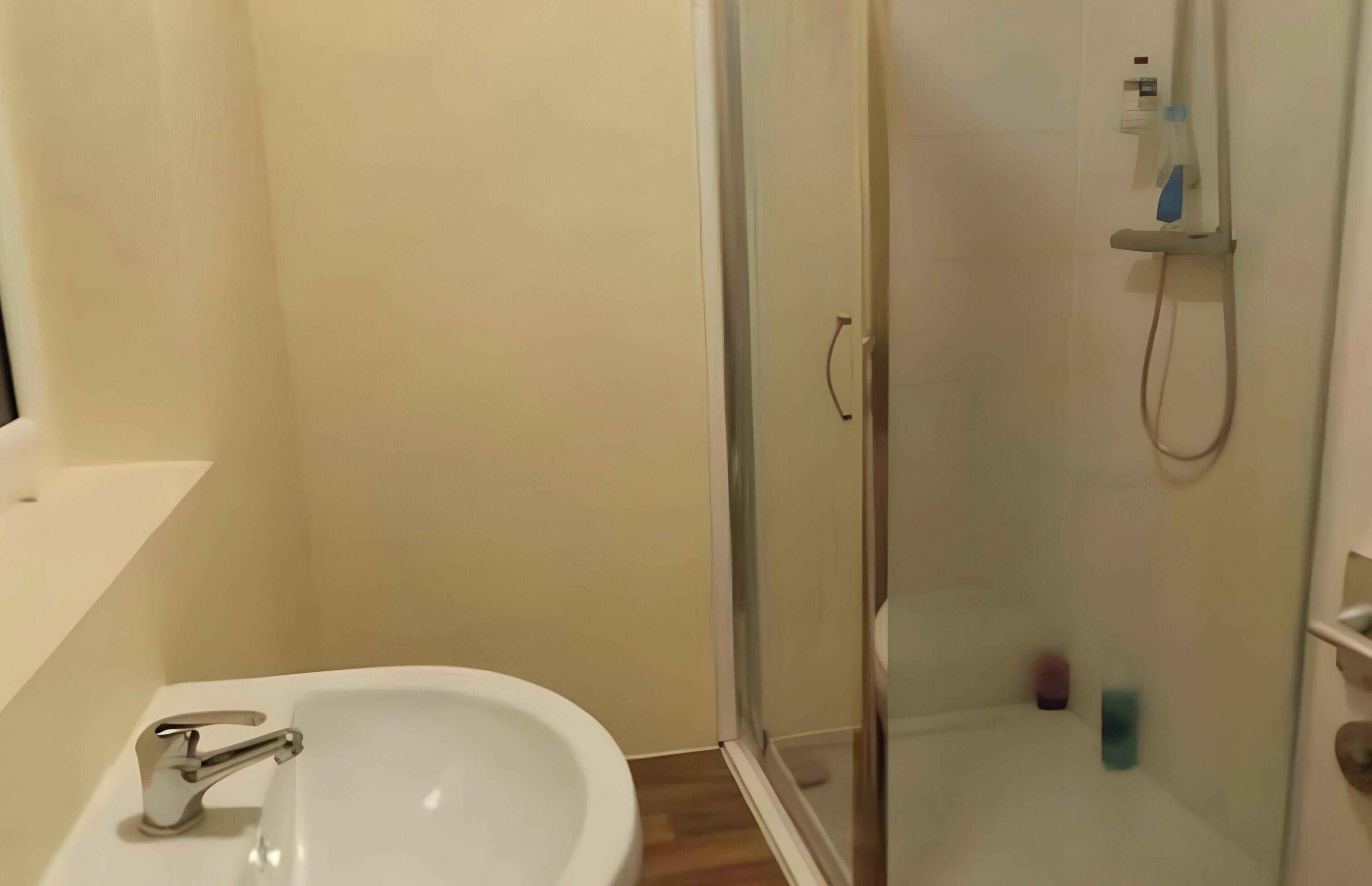 Shared Dormitory, 1 Bedroom, Smoking | Bathroom amenities