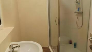 Shared Dormitory, 1 Bedroom, Smoking | Bathroom amenities