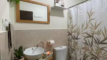 Toallas, jabón, papel de baño