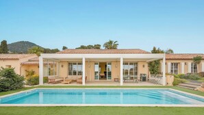 A two-story house with a swimming pool, a covered patio, and a mountain in the background. - Villa La Carqueiranaise (CARQUEIRANNE)