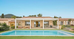 A two-story house with a swimming pool, a covered patio, and a mountain in the background. - Villa La Carqueiranaise (CARQUEIRANNE)