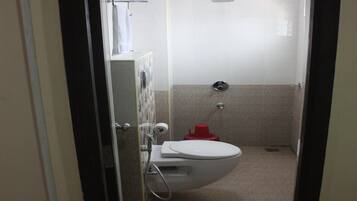 Shower, rainfall showerhead, free toiletries, towels