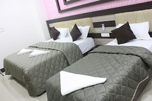 Driepersoonskamer | Lakens van Egyptisch katoen, luxe beddengoed, een bureau, gratis wifi