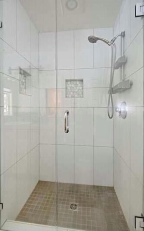 Shower, hair dryer, towels, shampoo - Deschutes Riverhaus | Luxury Retreat, Hot Tub (Sunriver)