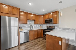 One Bedroom, King Bed (Self Check-in) | Cuisine privée | Réfrigérateur, four à micro-ondes, un four, surface de cuisson