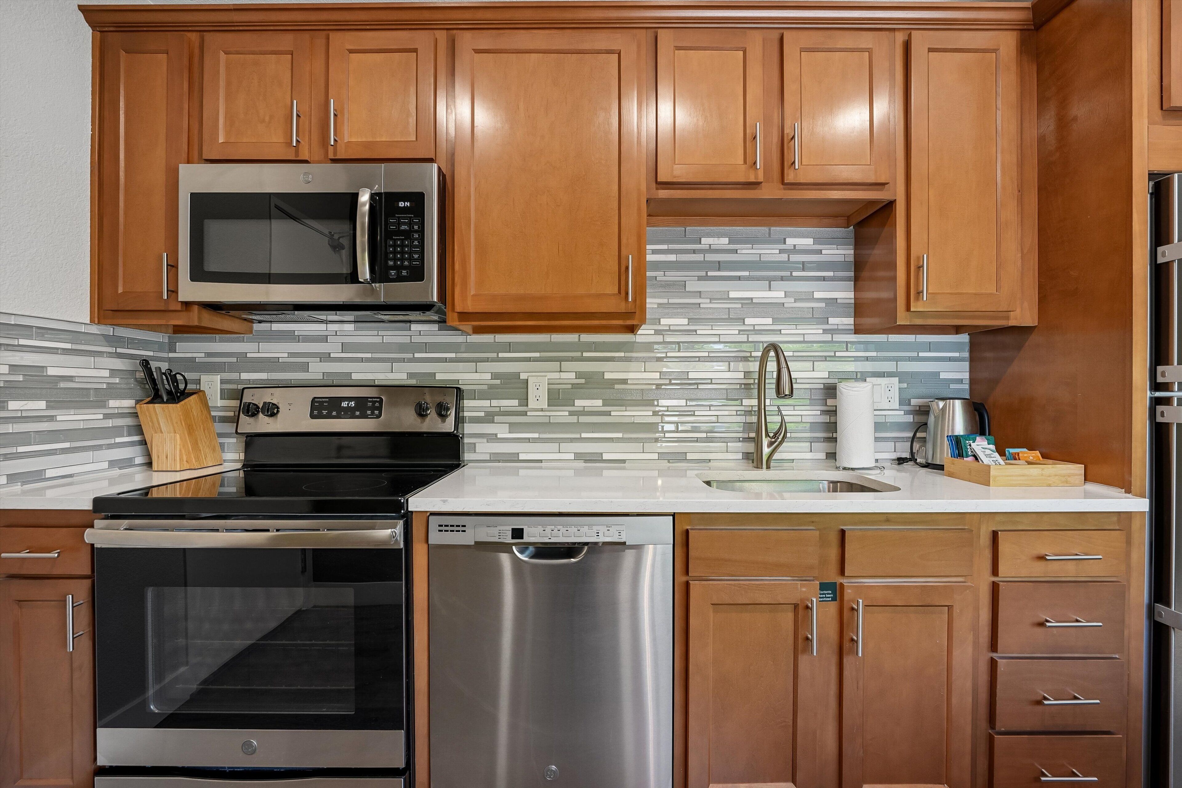 Queen Studio (Self Check-in) | Private kitchen | Fridge, microwave, oven, stovetop
