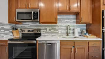 Queen Studio (Self Check-in) | Private kitchen | Fridge, microwave, oven, stovetop