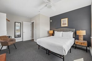 Two Bedroom, Queen Beds (Self Check-in) | Décor unique, ameublement unique