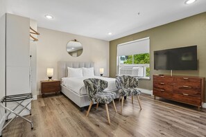 Queen Studio (Self Check-in) | Individually decorated, individually furnished, laptop workspace