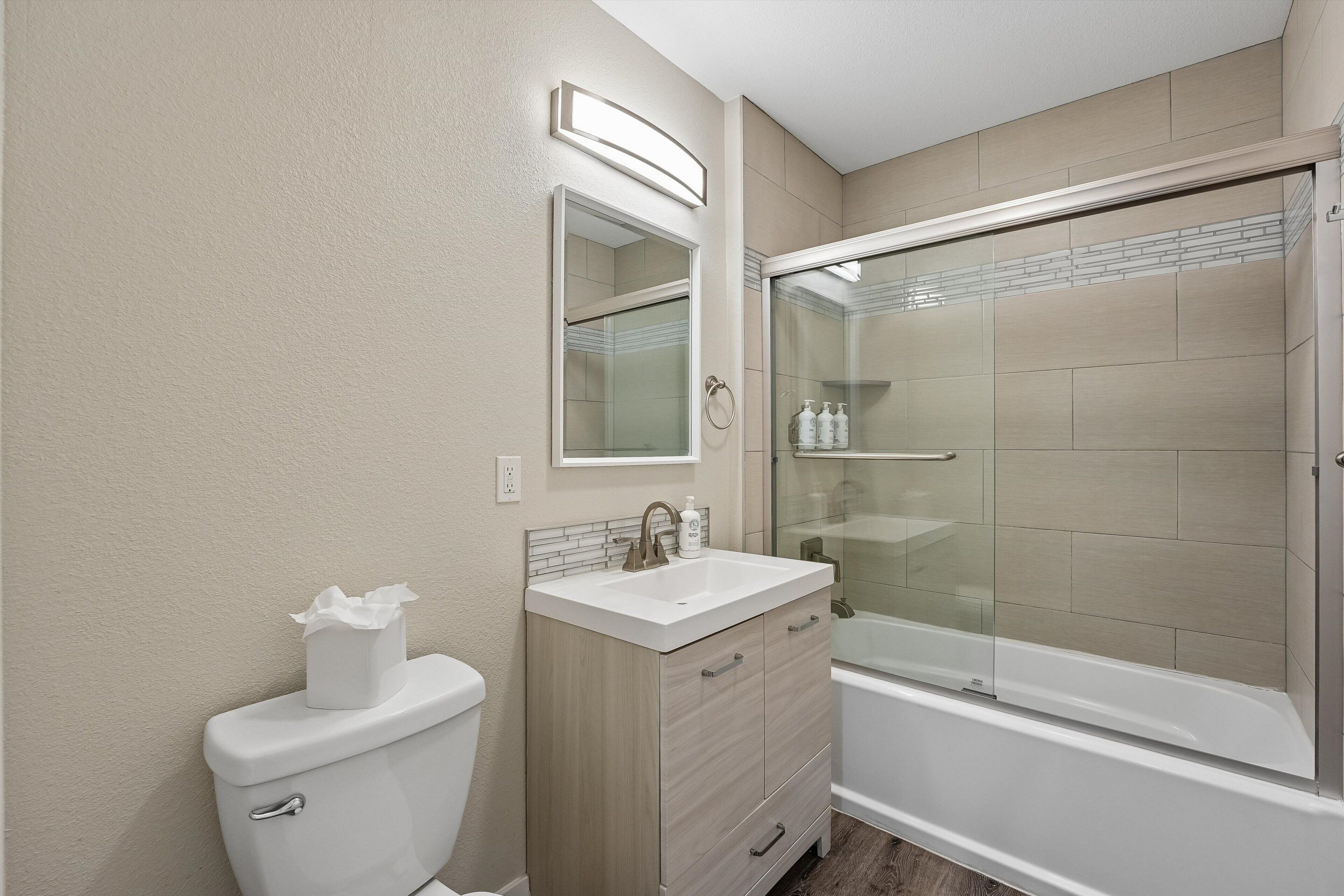 Two Bedroom, Queen Beds (Self Check-in) | Bathroom | Hair dryer, towels, shampoo, toilet paper